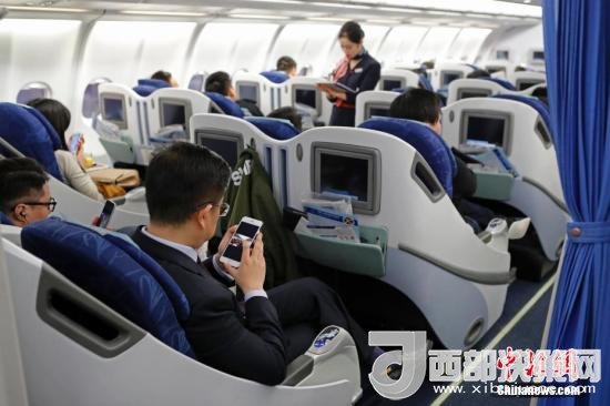在東航MU5137航班上，旅客全程在飛行模式下可以使用手機。殷立勤 攝