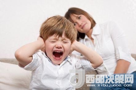 這時孩子可能會一直哭，甚至觀察父母的反應。父母這時候可以讓他哭，哭累了自然就會停下，要讓孩子明白“鬧起來沒道理我不會心疼你”。