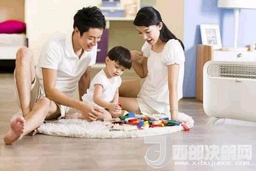 兒童時期，孩子好奇心強，喜歡“打破砂鍋問到底”、“探究性拆東西”、“自言自語做游戲”。這些聽似好笑，看似頑皮的言行舉止，恰恰就是孩子創(chuàng)造火花的閃現。心理學家鄧斯克認為，小孩子在游戲中的“假裝”會大大促進他們的發(fā)散思維。