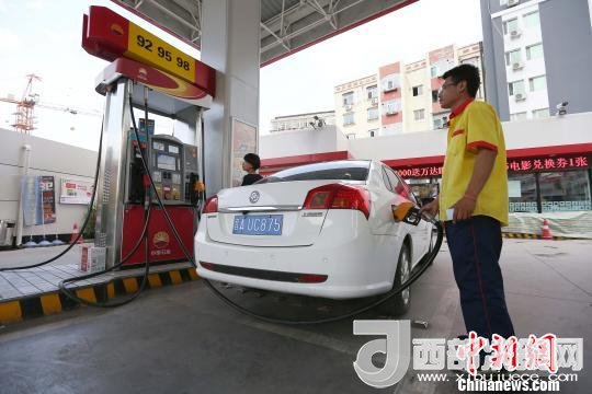 資料圖：山西太原，加油站工作人員正在給車輛加油?！?jiān)?攝