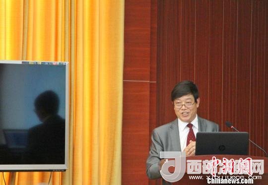 圖為中南大學教授歐陽友權在現(xiàn)場作了題為“我國文化產(chǎn)業(yè)發(fā)展的三大拐點與高校的責任”報告?！≮w曉 攝