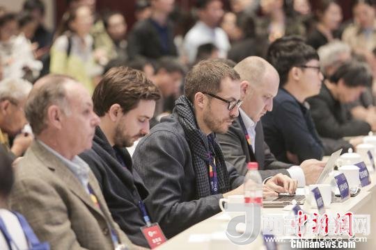 河北工業(yè)設計創(chuàng)新中心(以下簡稱HIDC)啟動儀式暨“設計促轉型·創(chuàng)新贏未來”國際工業(yè)設計工作坊26日在河北省省會石家莊市舉行。圖為與會各國設計師?！⌒ば?攝