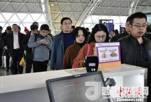 圖為旅客等待進(jìn)入客艙。　呂俊明 攝