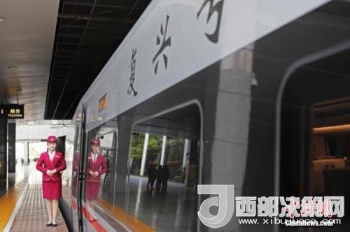 資料圖：4月10日，列車員在“復興號”列車旁迎接旅客的到來。 <a target='_blank'  data-cke-saved- >中新社</a>記者 殷立勤 攝