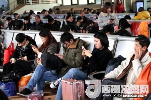 資料圖：移動互聯(lián)網(wǎng)時代，旅客都拿著手機(jī)打發(fā)時間。<a target='_blank' >中新社</a>記者 王中舉 攝