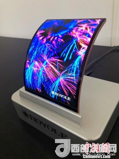 柔宇科技全柔性顯示屏在固定曲面上的應(yīng)用?！∪嵊羁萍脊﹫D 攝