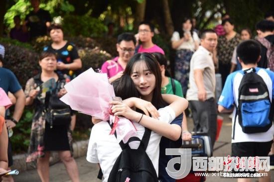 資料圖：一名家屬擁抱走出考場的考生。 王以照 攝