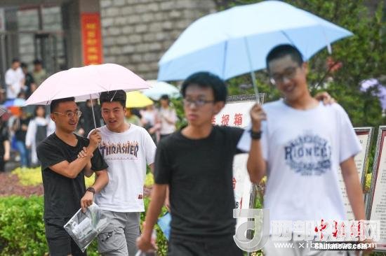 資料圖：6月8日，山西太原，考生打傘走出考場。當(dāng)日，全國部分地區(qū)2018年高考結(jié)束。 <a target='_blank'  data-cke-saved- >中新社</a>記者 武俊杰 攝