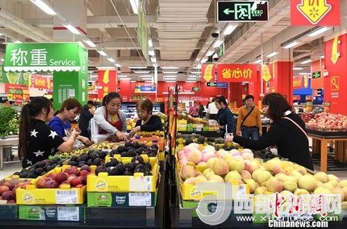 資料圖：民眾在超市選購水果。<a target='_blank'  data-cke-saved- >中新社</a>記者 俞靖 攝