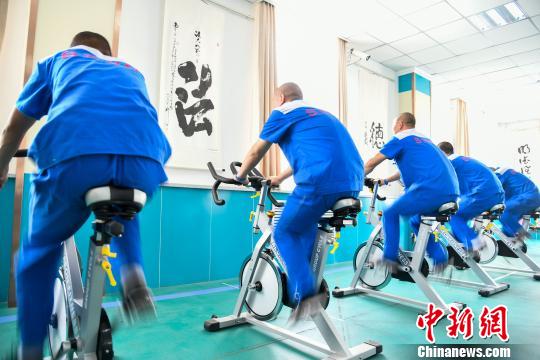 山西省戒毒人員正在進(jìn)行身體鍛煉。　王建軍 攝