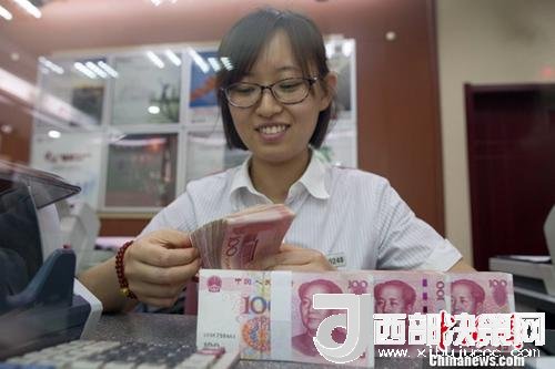 7月5日，山西太原一銀行工作人員正在清點(diǎn)貨幣。人民幣對美元匯率中間價(jià)在經(jīng)歷了過去11個交易中的10次下調(diào)后終于迎來大漲。5日，中國外匯交易中心公布人民幣對美元匯率中間價(jià)報(bào)6.6180，較前一交易日大幅上調(diào)415個基點(diǎn)，創(chuàng)下自2017年10月11日以來的最大升幅。<a target='_blank' >中新社</a>記者 張?jiān)?攝