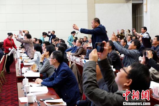 圖為與會嘉賓認真聽取專家演講。　李雋 攝