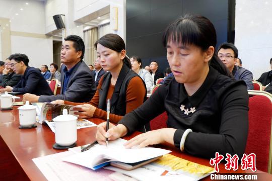 圖為與會嘉賓聆聽專家演講?！±铍h 攝