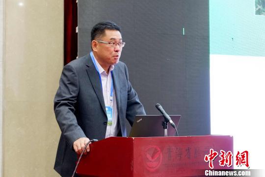 圖為青海省農(nóng)林科學(xué)院副院長、國家大麥青稞產(chǎn)業(yè)技術(shù)體系崗位科學(xué)家遲德釗正在發(fā)言?！±铍h 攝