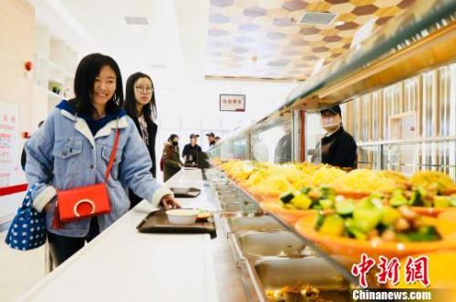 　資料圖：消費(fèi)者在餐廳就餐?！惴?攝