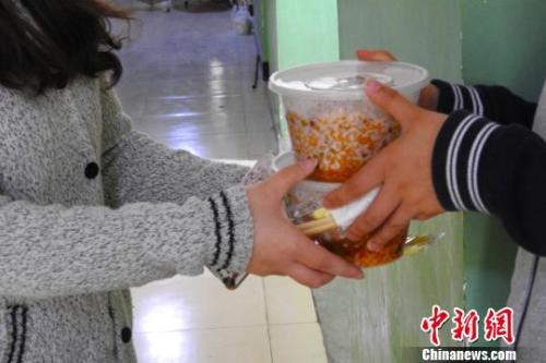 外賣配送員將外賣送到學(xué)生宿舍。受訪者供圖