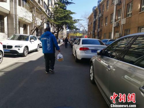 圖為餓了么配送員正在送餐。 謝藝觀 攝