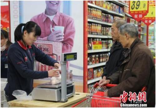 資料圖：在保定市北市區(qū)一家大型超市內(nèi)，促銷(xiāo)員正在為購(gòu)買(mǎi)雞蛋的市民稱(chēng)量、打包。李芳華 攝