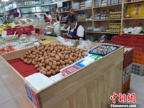 圖為菜市場(chǎng)里賣(mài)的雞蛋。 謝藝觀 攝
