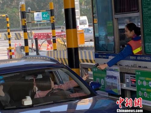 廣東2200條高速車道實現(xiàn)無感支付 郭林燕 攝 點擊進入下一頁