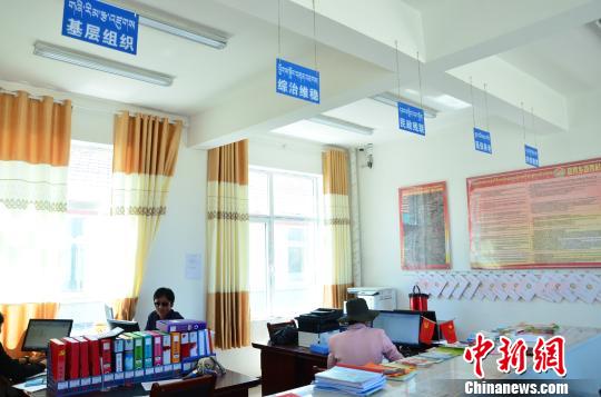 圖為塔秀村的便民服務(wù)大廳。　魯?shù)り?攝