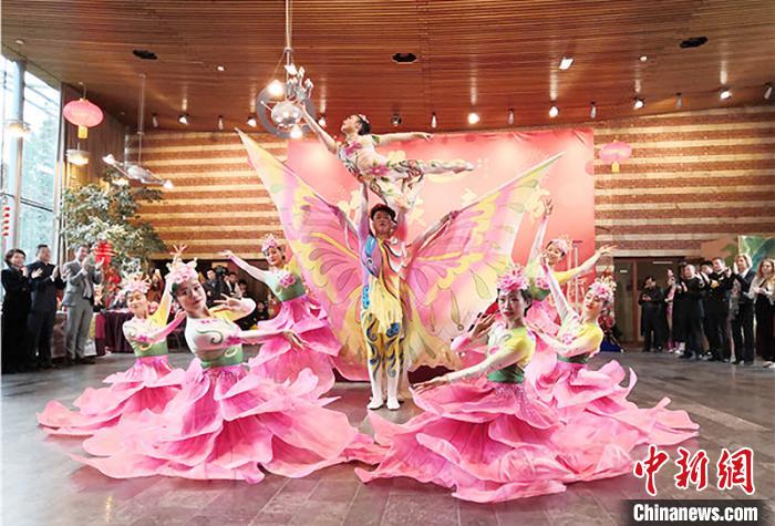 圖為雜技演員通過精湛的技藝贏得了滿堂喝彩?！「拭C省文化和旅游廳網站 攝