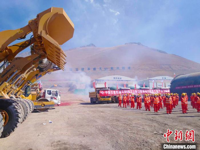 備受?chē)?guó)內(nèi)外關(guān)注的G0711線烏魯木齊至尉犁高速公路建設(shè)項(xiàng)目天山勝利隧道復(fù)工“進(jìn)行時(shí)”?！￡悇︼w 攝