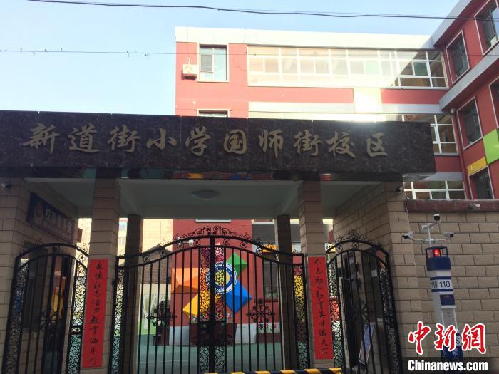 返校學(xué)生要到指定校門口報(bào)到，入校時(shí)需佩戴口罩，并進(jìn)行身份核驗(yàn)、實(shí)名登記、體溫檢測(cè)。　高瑞峰 攝