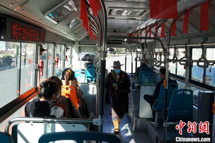 拉薩市民生活如常，圖為民眾戴口罩乘坐公交車?！〗w波 攝