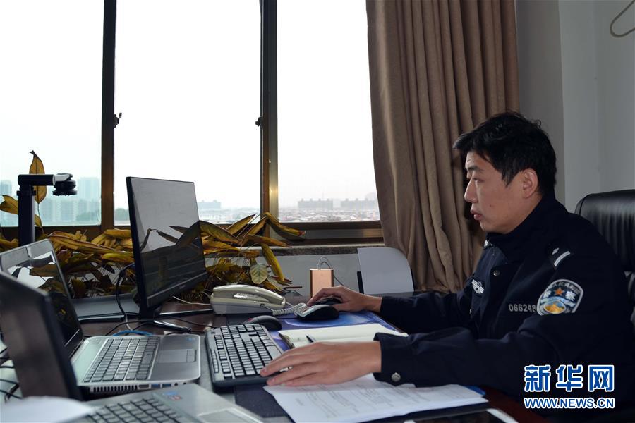 （習(xí)近平致敬的戰(zhàn)“疫”英雄·公安干警篇·圖文互動(dòng)）（8）他們，抗疫一線鑄警魂