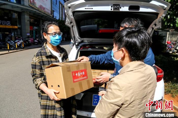 圖為昆明支援湖北醫(yī)護人員家庭收到“暖心蔬菜”。云南省委統(tǒng)戰(zhàn)部供圖