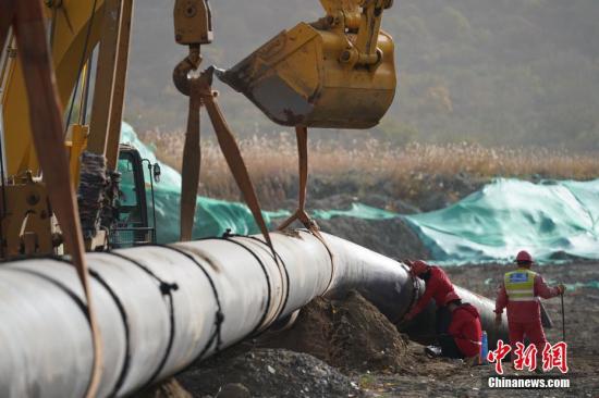資料圖：天然氣管道施工現(xiàn)場(chǎng)。<a target='_blank'  data-cke-saved- >中新社</a>記者 蘇丹 攝