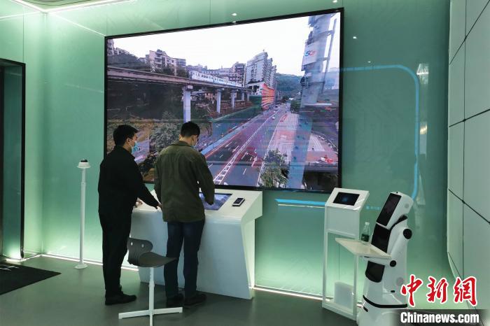 圖為重慶聯(lián)通工作人員在禮嘉智慧公園·5G體驗館調(diào)試5G+VR360度全景直播。兩江產(chǎn)業(yè)集團 供圖