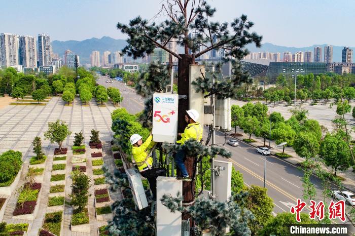 圖為重慶移動工作人員正在安裝5G基站。重慶移動 供圖