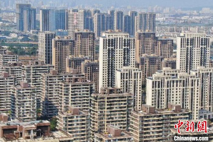 房地產(chǎn)行業(yè)作為特殊的商品銷售業(yè)，受疫情影響，一些企業(yè)資金回籠困難，亟待金融和稅務(wù)部門的政策支持。　泱波 攝