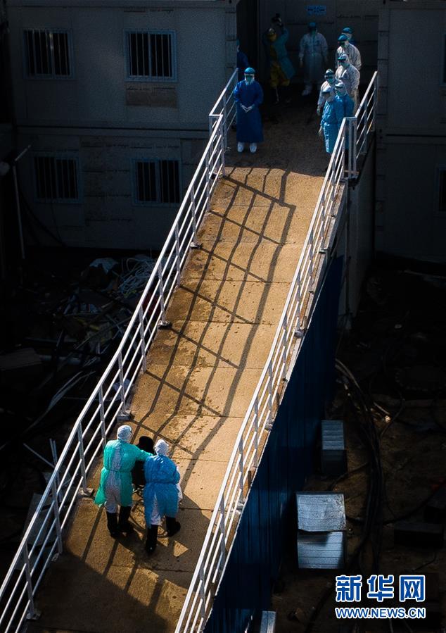 （聚焦疫情防控·圖文互動）（10）分秒必爭！一切為了治病救人——中國抗疫生命至上的生動實(shí)踐