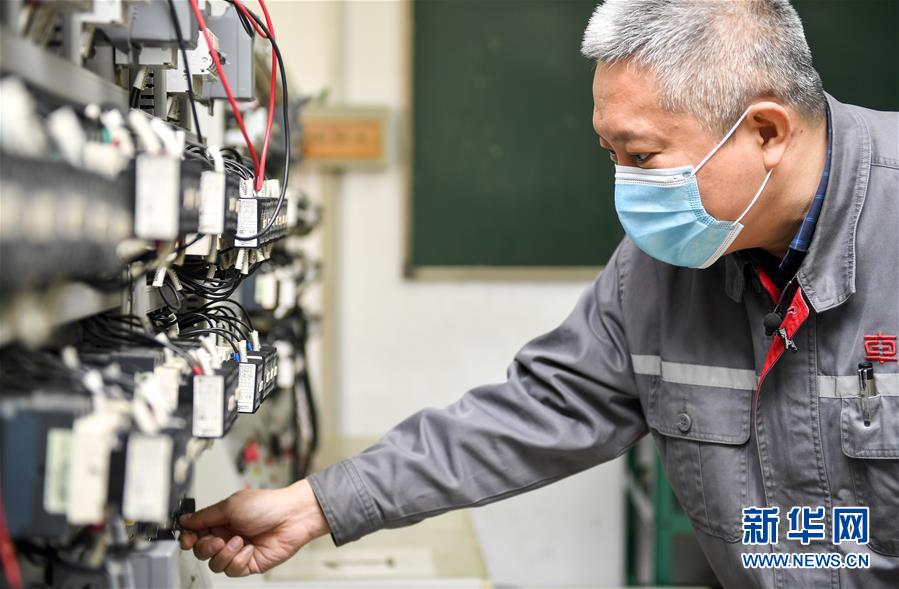 (在習(xí)近平新時(shí)代中國(guó)特色社會(huì)主義思想指引下——新時(shí)代新作為新篇章·習(xí)近平總書(shū)記關(guān)切事·圖文互動(dòng))(5)汗水的味道——記錄奮戰(zhàn)在復(fù)工復(fù)產(chǎn)一線的勞動(dòng)者