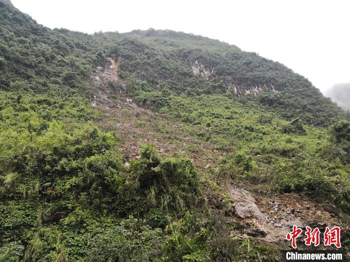 山體滑坡處?！↑S鵬 攝
