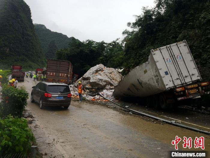 事故現(xiàn)場(chǎng)?！↑S鵬 攝