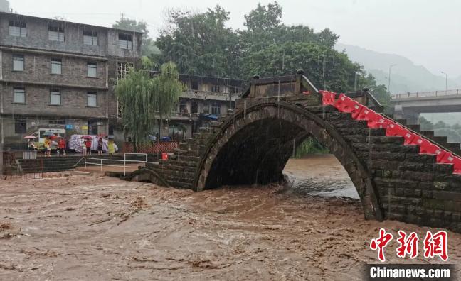 圖為不斷上漲的河水?！≈貞c萬州區(qū)委宣傳部供圖 攝