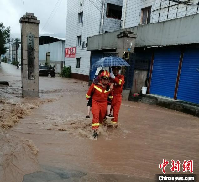 圖為消防救援人員營救被困民眾。　重慶萬州區(qū)委宣傳部供圖 攝