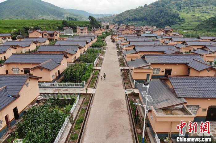 平坦的水泥路從村民居住區(qū)穿過?！埨?攝