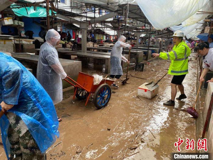圖為7月26日，暴雨引發(fā)的洪水過(guò)境后，重慶萬(wàn)州區(qū)分水鎮(zhèn)政府干部職工及志愿者清掃淤泥和垃圾?！　≈貞c萬(wàn)州區(qū)委宣傳部供圖 攝