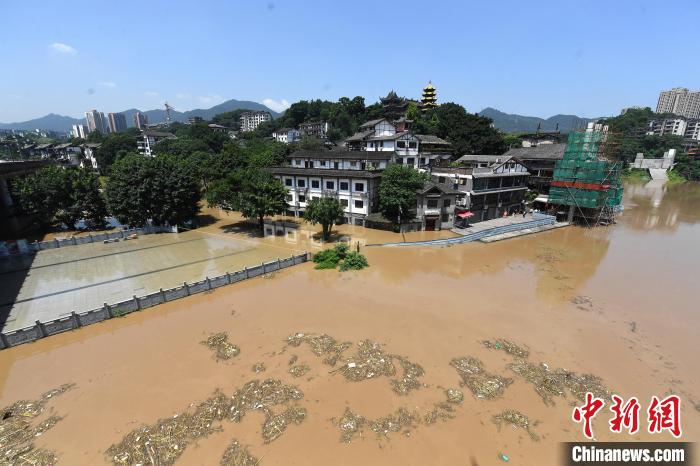 圖為7月27日，嘉陵江重慶段水位持續(xù)上漲，千年古鎮(zhèn)磁器口低洼段已被洪水淹沒?！￡惓?攝
