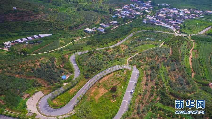 （新華全媒頭條·走向我們的小康生活·圖文互動(dòng)）（1）長(zhǎng)城腳下，小康村串成“珍珠鏈”