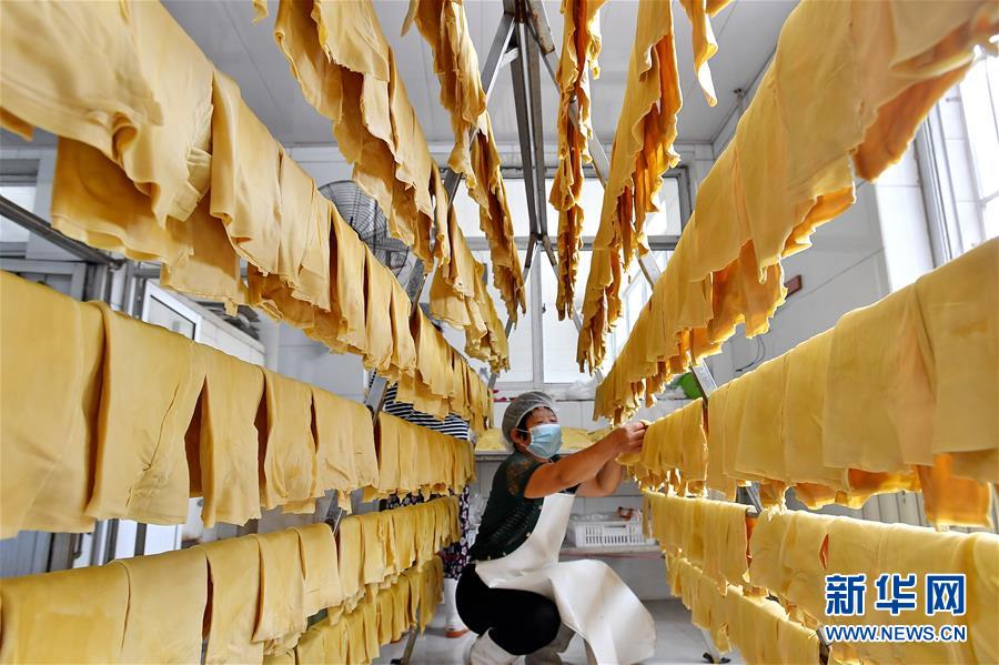 （新華全媒頭條·走向我們的小康生活·圖文互動(dòng)）（10）長(zhǎng)城腳下，小康村串成“珍珠鏈”