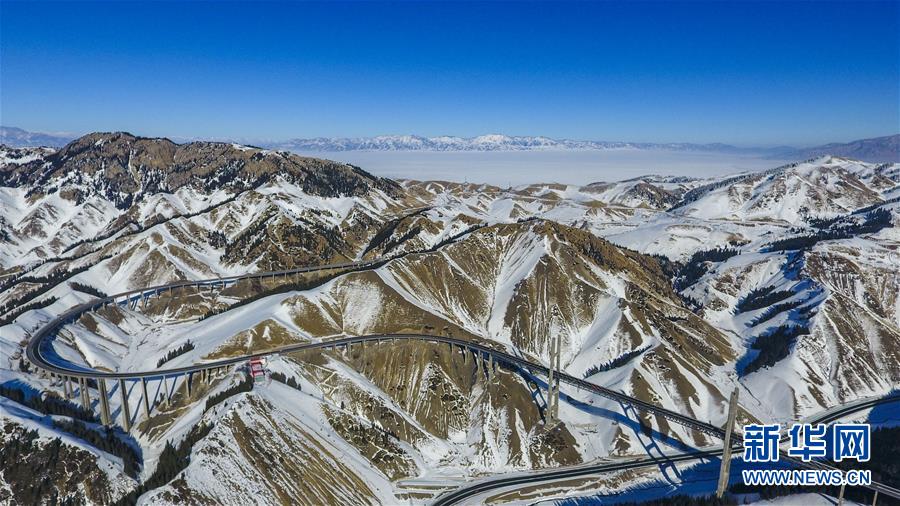 (新華全媒頭條·圖文互動)(1)旗引天山南北 譜寫發(fā)展新篇——以習(xí)近平同志為核心的黨中央關(guān)心新疆工作紀實