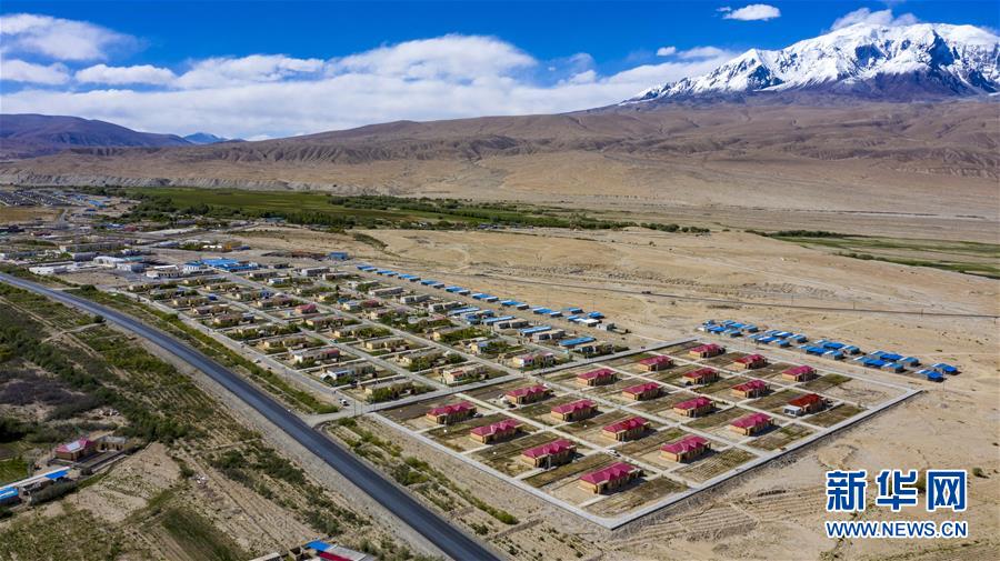 (新華全媒頭條·圖文互動)(4)旗引天山南北 譜寫發(fā)展新篇——以習(xí)近平同志為核心的黨中央關(guān)心新疆工作紀實