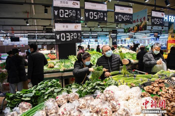 資料圖：民眾在超市采購商品。<a target='_blank'  data-cke-saved- >中新社</a>記者 侯宇 攝