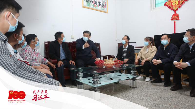 2021年5月13日下午，習近平總書記在河南省南陽市淅川縣九重鎮(zhèn)鄒莊村，同移民戶鄒新曾一家三代圍坐在一起聊家常。